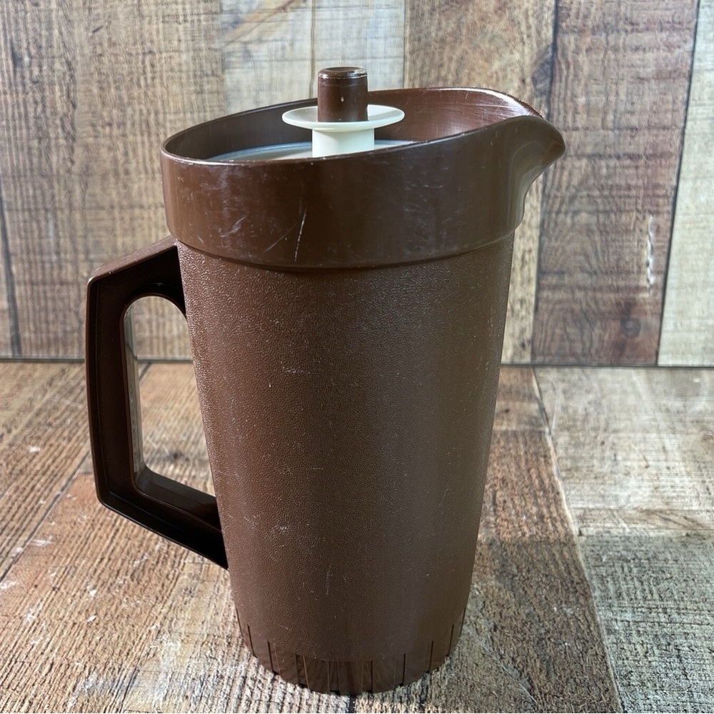 Vintage Tupperware 1.5 Quart Pitcher #874-7 Brown with cream Push Button Lid